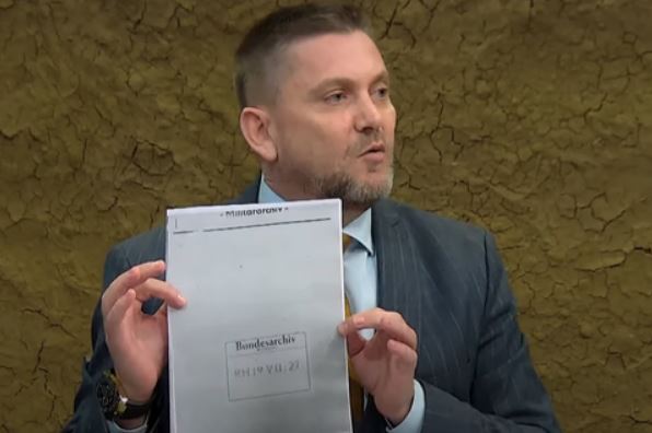 Historiani Kasmi, kritika Albin Kurtit: Duhej