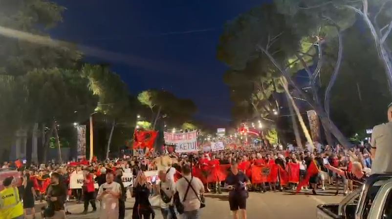 Protestuesit lënë sheshin para Kryeministrisë dhe nisin marshimin në rrugët e Tiranës  VIDEO 