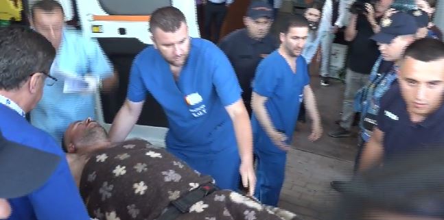 Vrau efektivin dhe plagosi kolegun e tij  Violand Braçellarit i komunikohet vendimi  arrest me burg  te spitali i Traumës