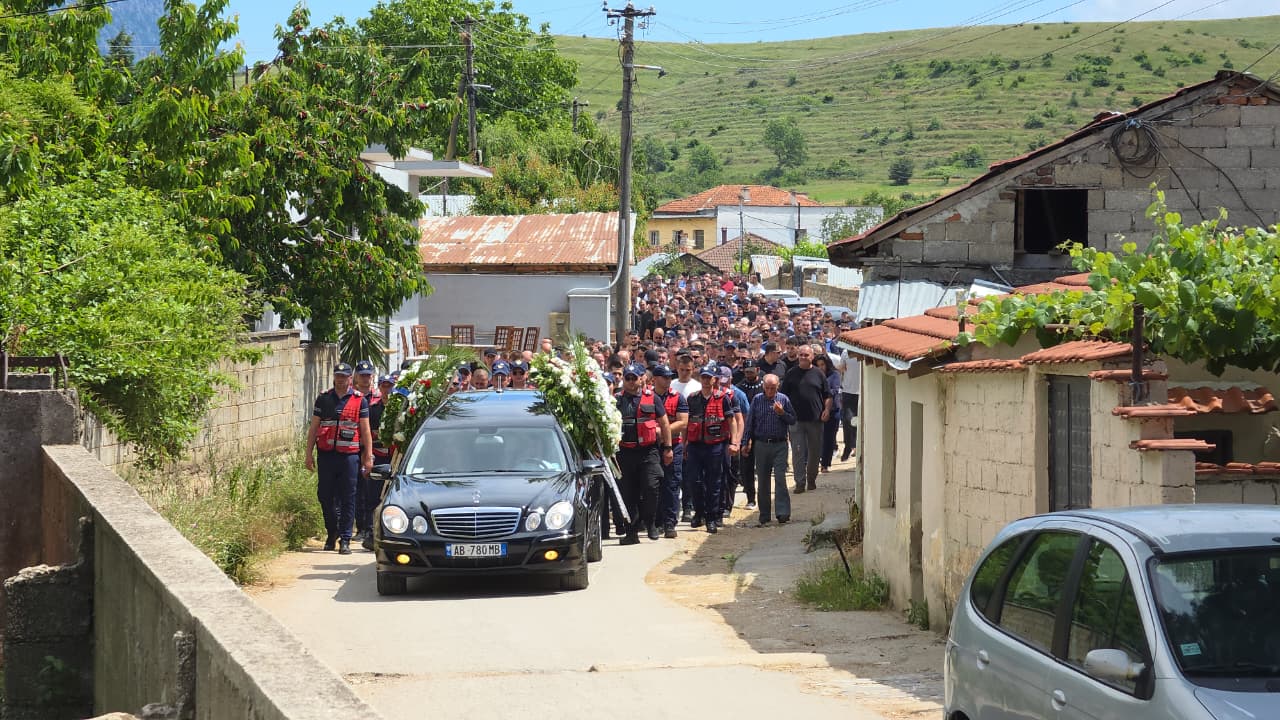 Lumë njerëzish në lamtumirën e fundit të Enea Mekollit  Dëshmor i Atdheut  VIDEO 