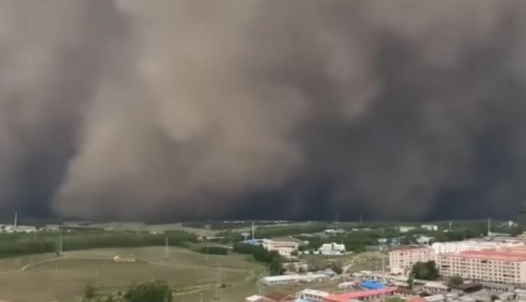 Skena apokaliptike  një  mur i madh pluhuri  përfshin qytetin në Kinë  VIDEO 