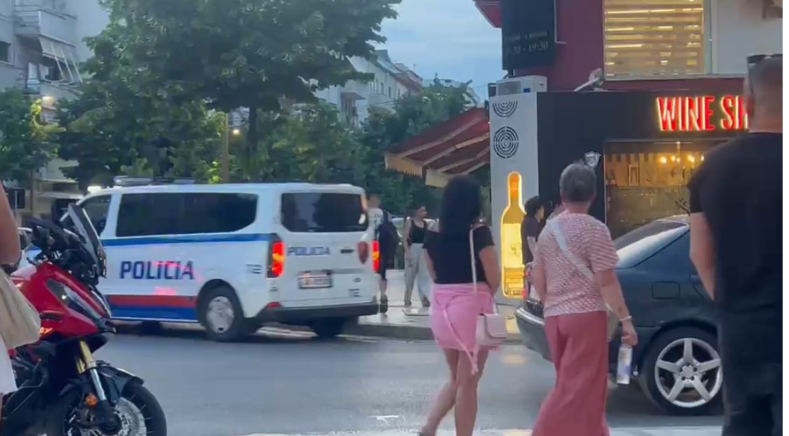 Kanë armë   Policia ndalon Mercedesin në Durrës  ç ndodhi me 2 të rinjtë