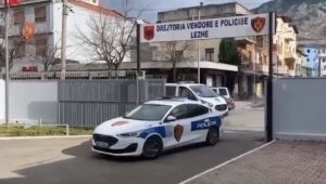 Tentoi të përplaste me makinë nënën e bashkëjetueses  arrestohet 28 vjeçari në Lezhë