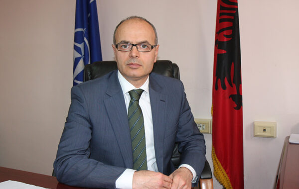 PS të mos nënshtrohet, por të