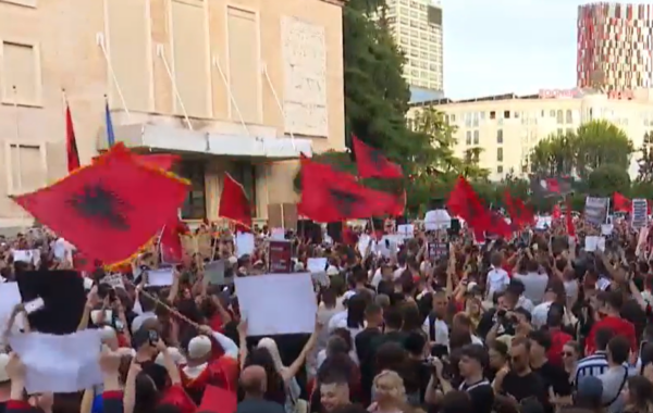 kundër protestës