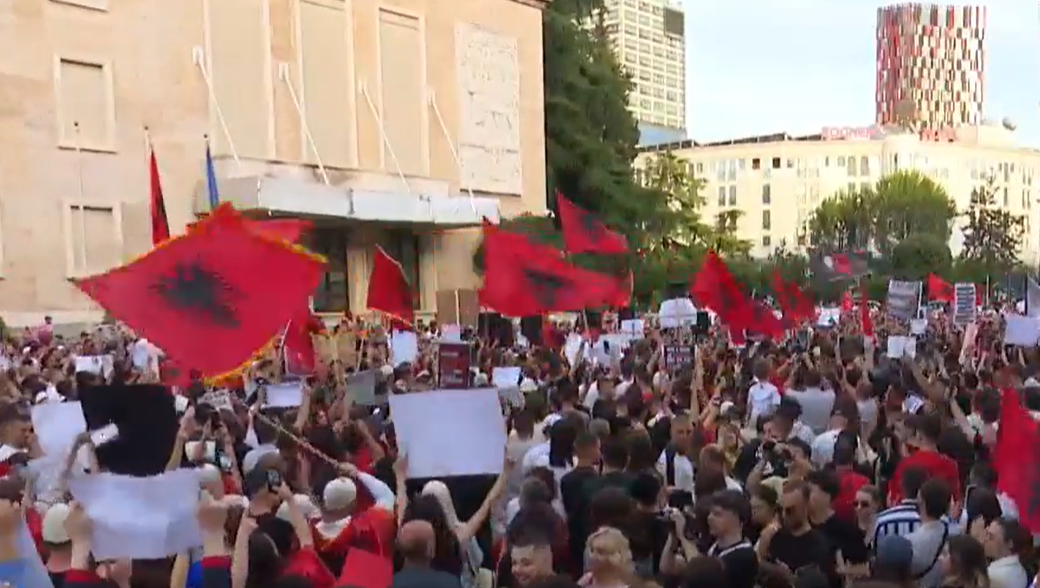 kundër protestës