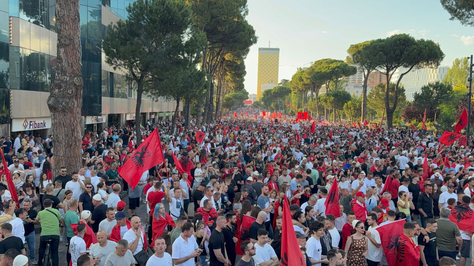 Dita e 21 të e revolucionit  mijëra shqiptarë brenda dhe jashtë vendit  zbarkuan  para Kryeministrisë  Edi Rama je i rrethuar  Jep dorëheqjen