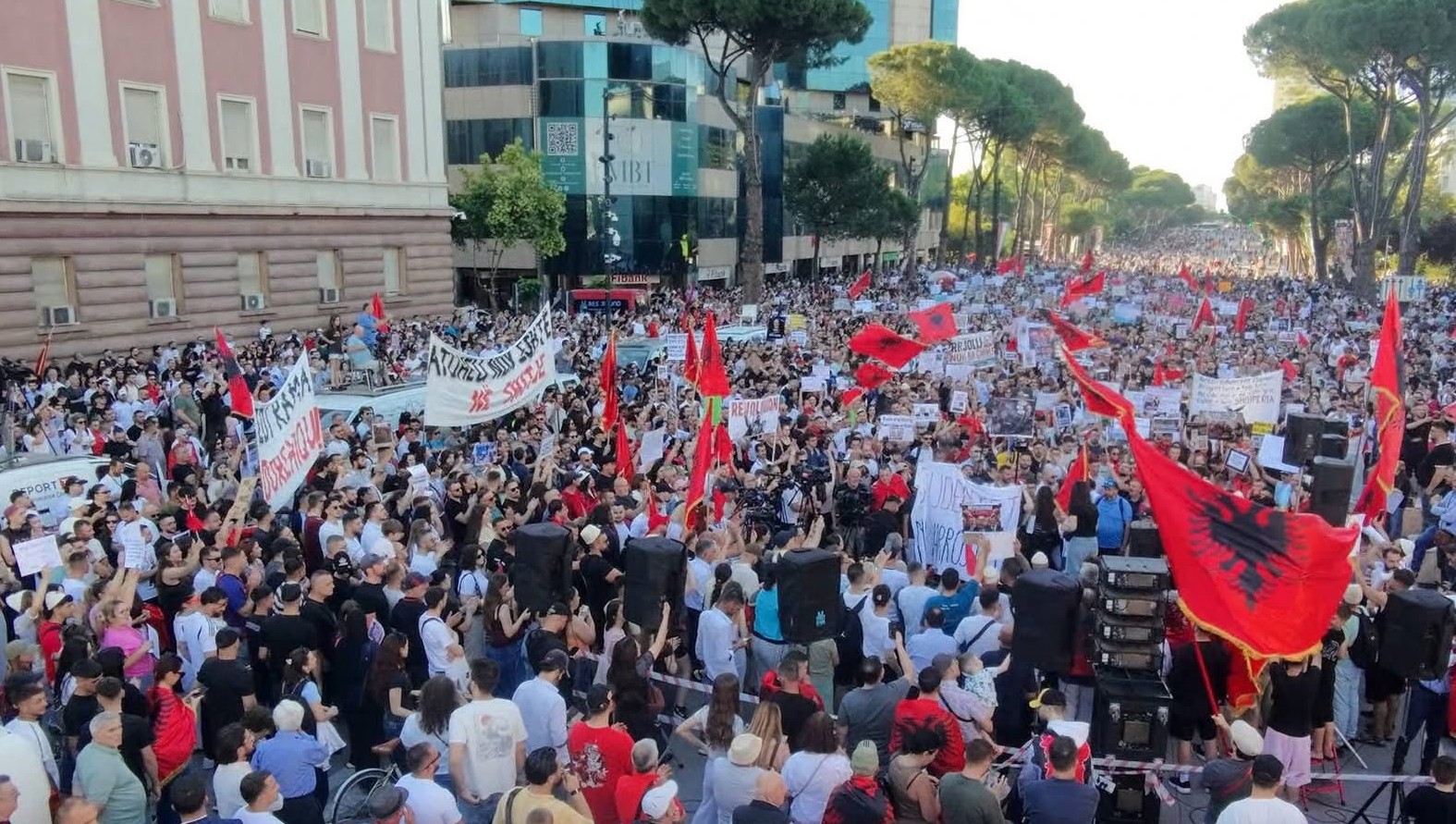 Penguan qarkullimin e mjeteve gjatë zhvillimit të protestës së 18 të në Tiranë  procedohen penalisht 23 persona