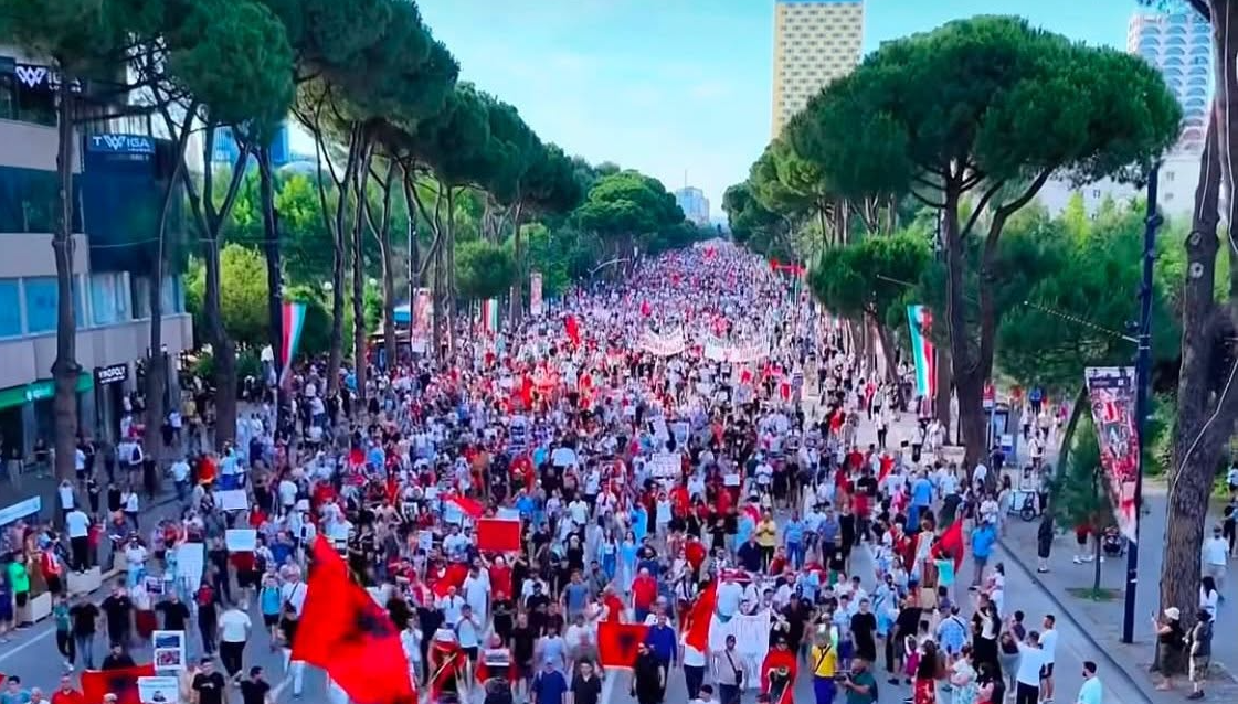 Tirana në këmbë 