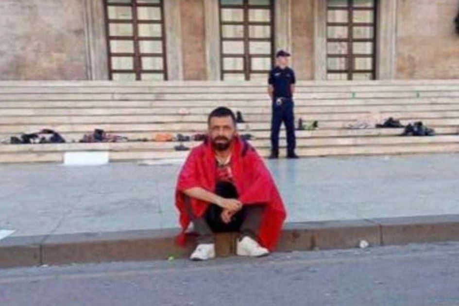 të ulur në shkallët e