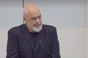 Rama reagon ndaj komentit të hoxhës për protestuesin  Shqiptarët s mund të lejojnë që këta të mizave të instaluara në vesh  t i nxisin kundër njëri tjetrit
