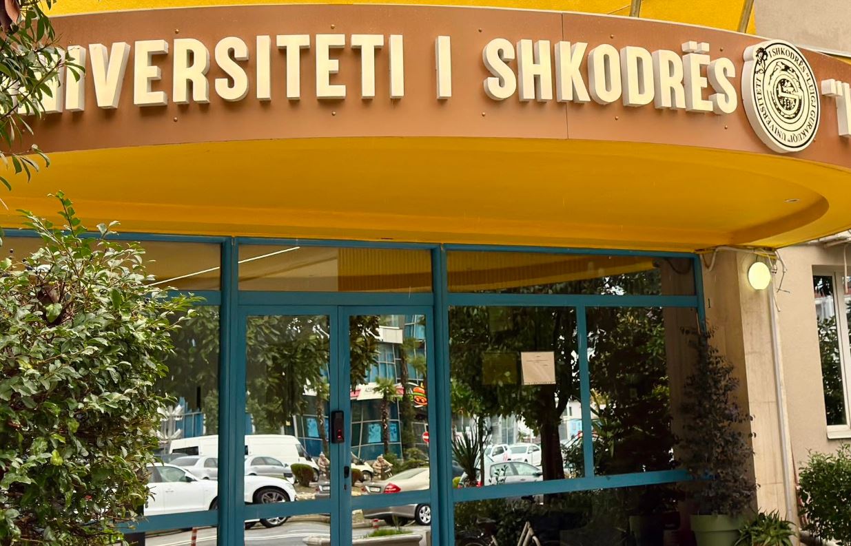 Jep dorëheqjen rektori i universitetit të Shkodrës  Luigj Gurakuqi  Tonin Gjura