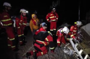 Vijojnë kërkimet për të mbijetuar nga tërmetet në Venezuelë  bilanci i viktimave 1 430