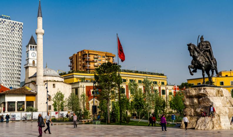 Një në tre shqiptarë nuk mund të paguajë qiranë  faturat apo pushimet