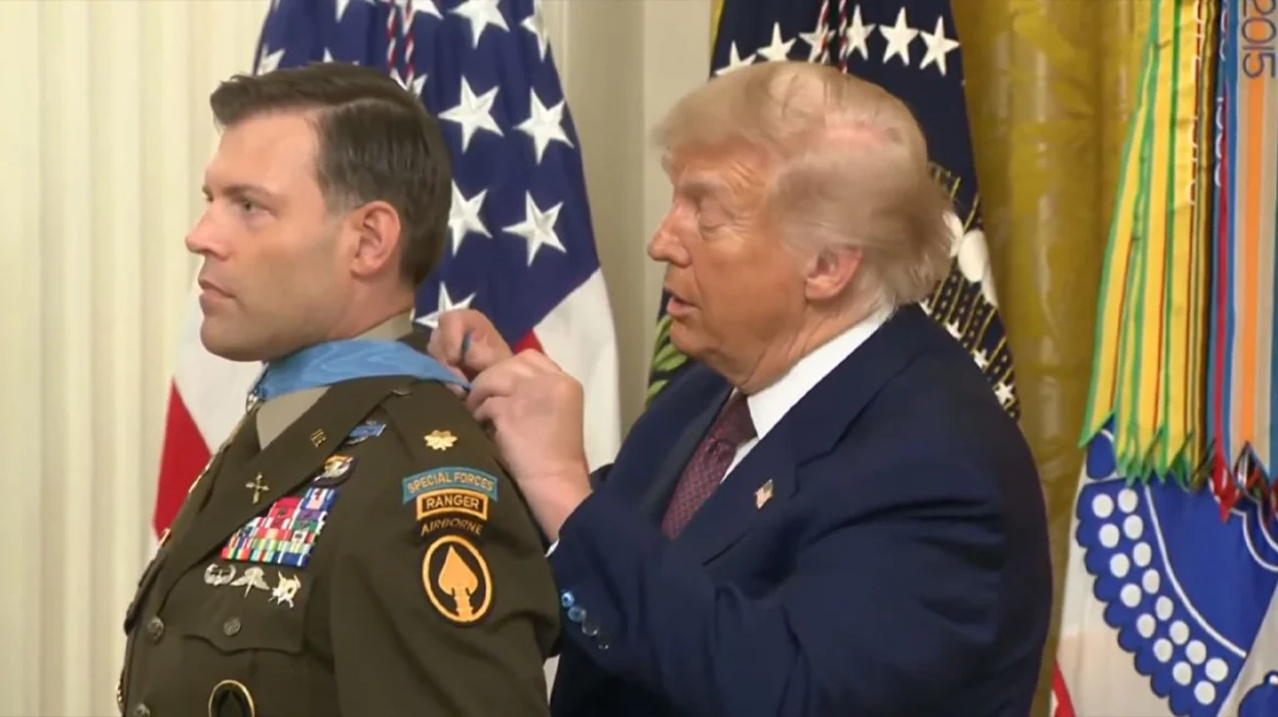 Nderimi i veteranëve ushtarakë  Trump vështirësi në vendosjen e medaljes  E lidh nyje  Tani nuk do të hiqet kurrë
