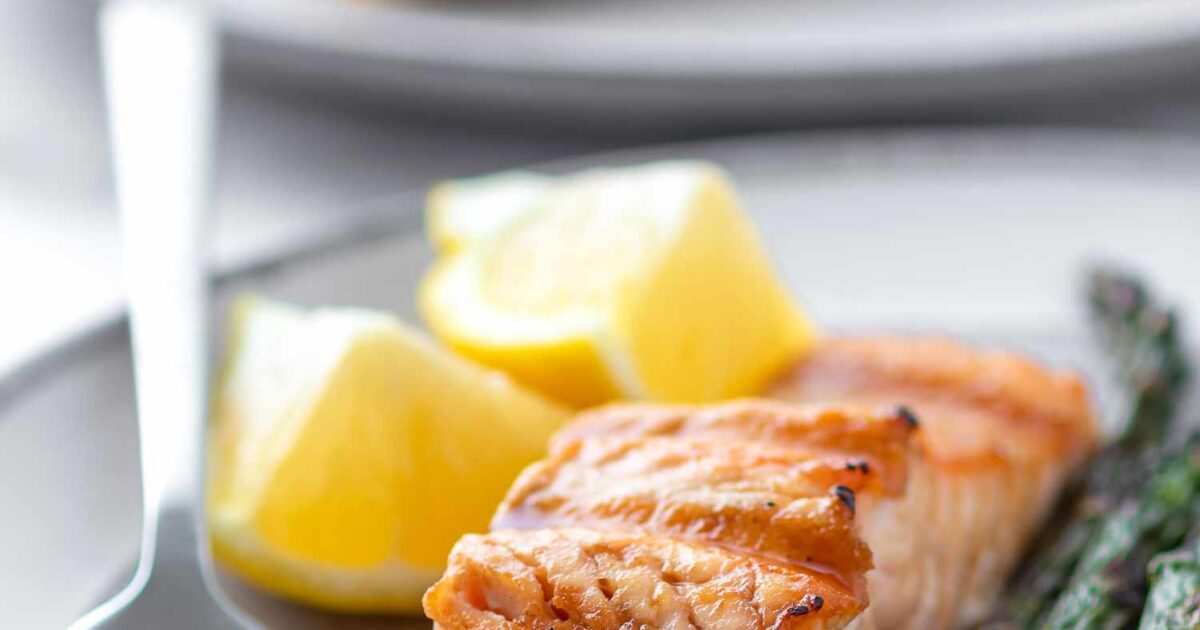 Salmon i pjekur lehtë në skarë