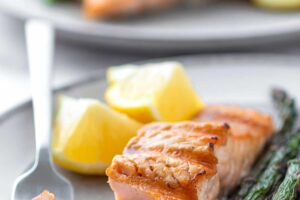 Salmon i pjekur lehtë në skarë