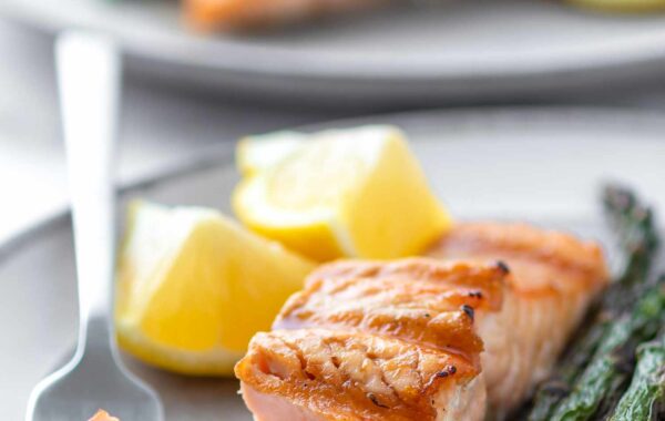 Salmon i pjekur lehtë në skarë