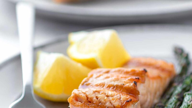 Salmon i pjekur lehtë në skarë