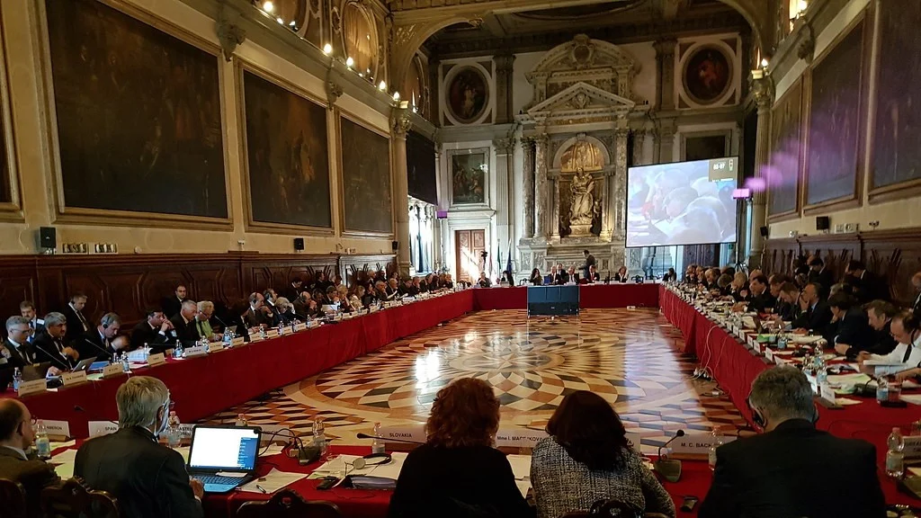 Financimi i partive   Venecia  vlerëson pozitivisht projektligjin dhe sugjeron disa ndryshime  Paratë e fshehta dh