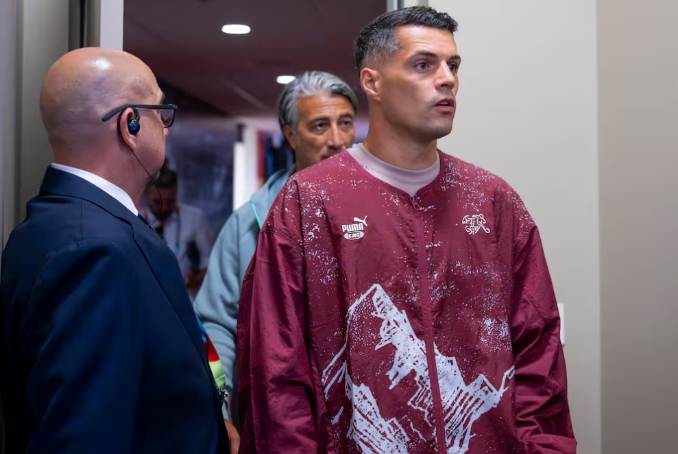 Katar Zvicër  Murat Yakin në konferencë për shtyp me Xhakën  trajneri  Pranë meje është tekniku i ardhshëm i Kombëtares 