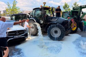 Fermerët protestojnë në Prishtinë, derdhin qumësht