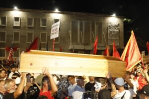 Dhuna, arkivoli dhe vajtojcat, ‘çmendina’ që