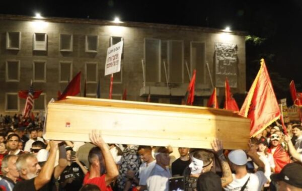 Dhuna, arkivoli dhe vajtojcat, ‘çmendina’ që
