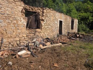 Detajet e reja nga tragjedia në Postribë të Shkodrës  Trupat u zbuluan nën rrënojat e banesës së djegur  familja sapo is