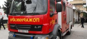 Temperaturat e larta dhe korrjet shtojnë intervenimet e zjarrfikësve
