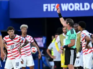 FIFA gjobit Folarin Balogun me 40 000 dollarë dhe shtyn zbatimin e kartonit të kuq për një vit