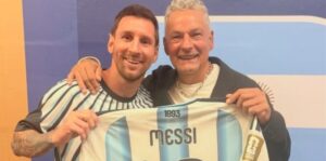 Leo Messi i dhuron fanelën Roberto Baggios  pas fitores së Argjentinës ndaj Zvicrës