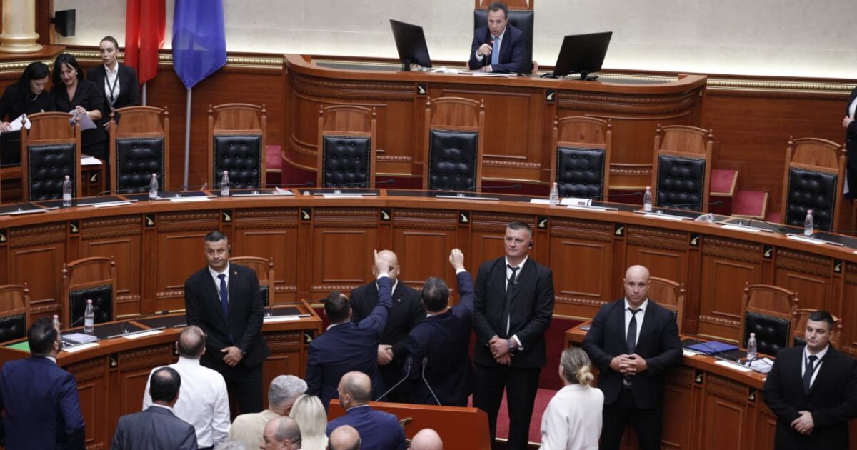 Kaosi vazhdon në Kuvend, opozita nuk