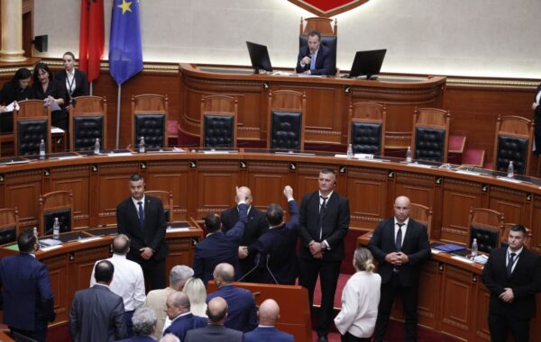 Kaosi vazhdon në Kuvend, opozita nuk
