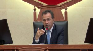 Përplasja për Avokatin e Popullit  Shtyhet seanca për të enjten  Peleshi  S mund të bllokosh Kuvendin se s të pëlqen