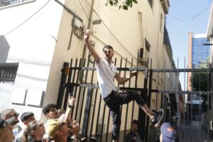 Protestuesi vijon me tensionet edhe pas