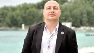 Mbi dy dekada në shërbim të lajmit  Kush ishte Enrik Mehmeti  që humbi jetën tragjikisht në aksident