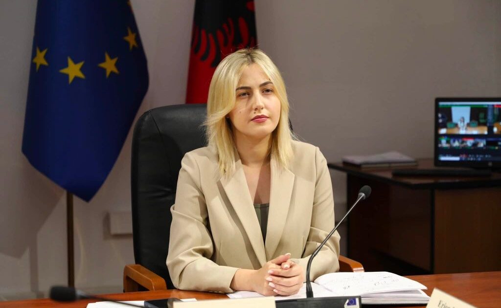 kundër çdo plani për