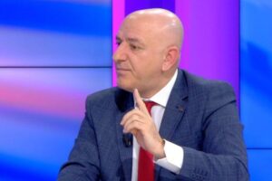 Berisha si Guliveri, ngatëron me dashje