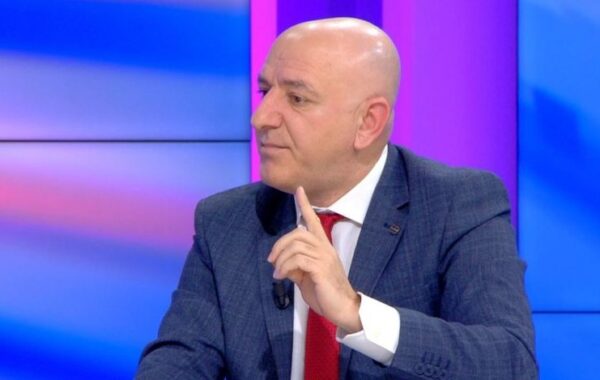 Berisha si Guliveri, ngatëron me dashje