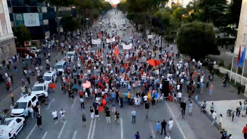Qytetarët braktisin protestën, “Kryendrituri” në panik,