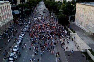 Dalin mesazhet, organizatorët pranojnë rënien e