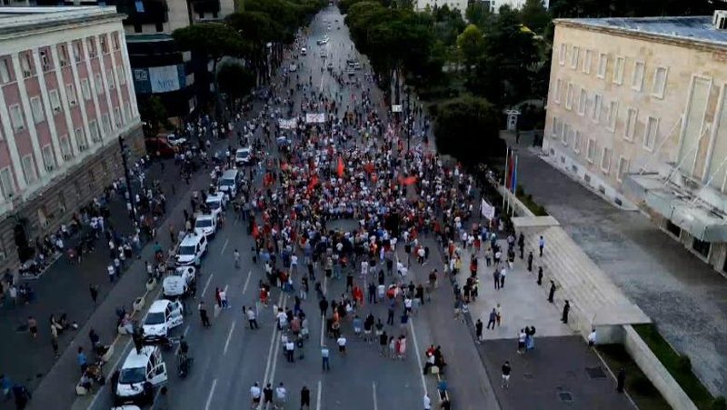 Dalin mesazhet, organizatorët pranojnë rënien e