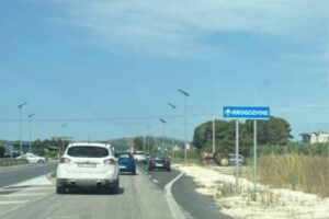 Përplasje e fortë në Peqin–Rrogozhinë/ Automjeti
