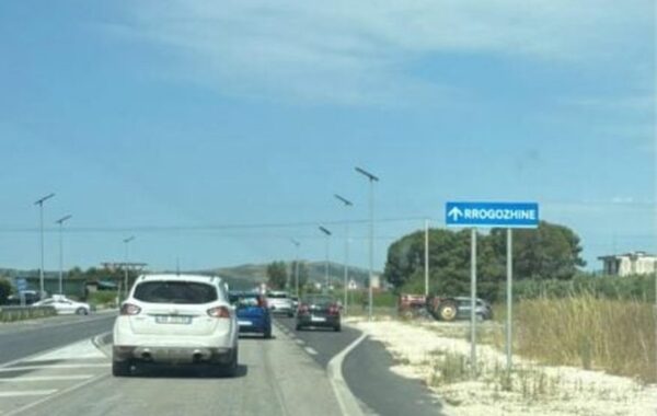 Përplasje e fortë në Peqin–Rrogozhinë/ Automjeti