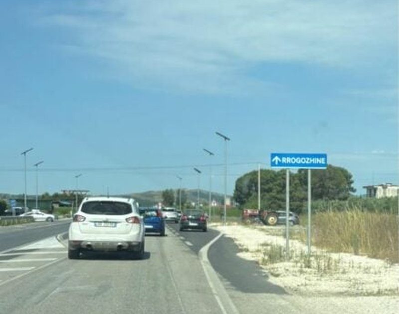Përplasje e fortë në Peqin–Rrogozhinë/ Automjeti