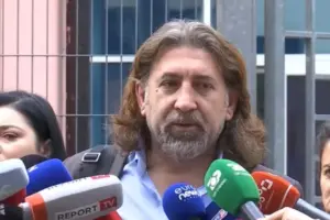 mikrofoni dhe përfaqësimi i vetëshpa
