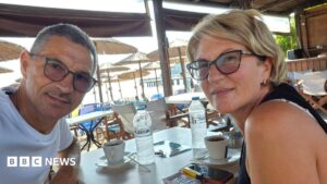 Gruaja rrëfen tmerrin  burri gati u tërhoq jashtë nga dritarja e një avioni Ryanair