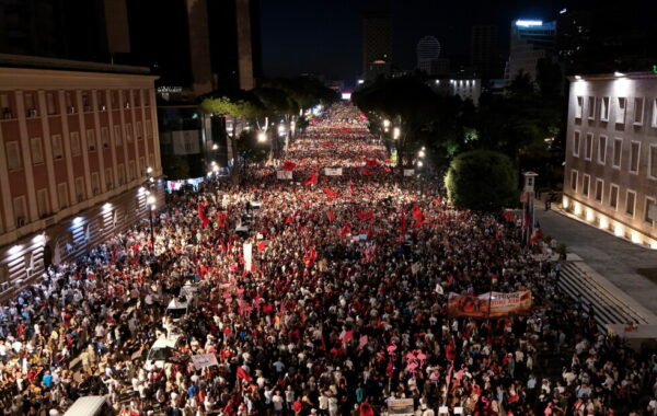 Qytetarët në Tiranë protestojnë për natën