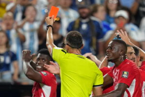 Kartoni i kuq i Embolos vendimtar  Zvicra eliminohet nga Argjentina në çerekfinale
